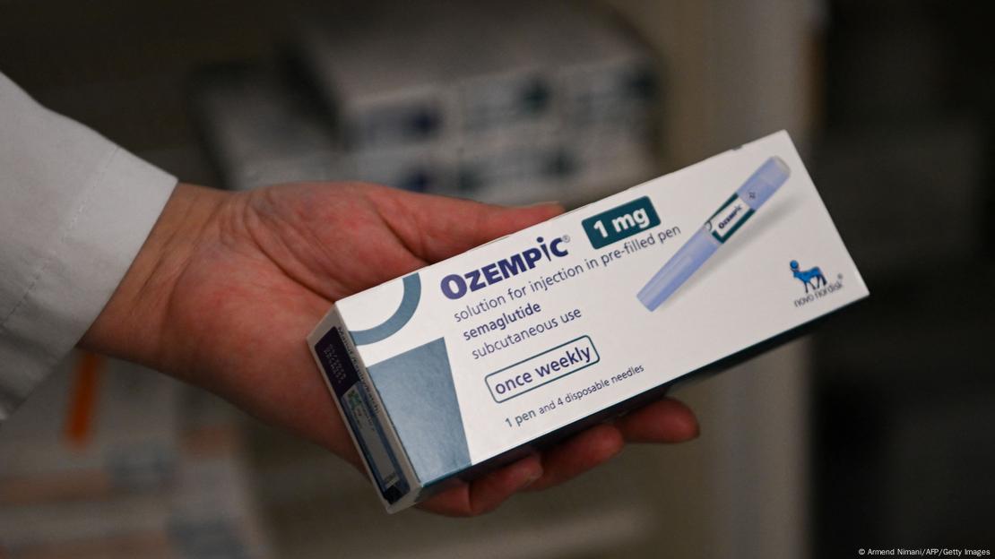 mano con guardapolvo blanco muestra cja de medicamento Ozempic mano con guardapolvo blanco muestra cja de medicamento Ozempic