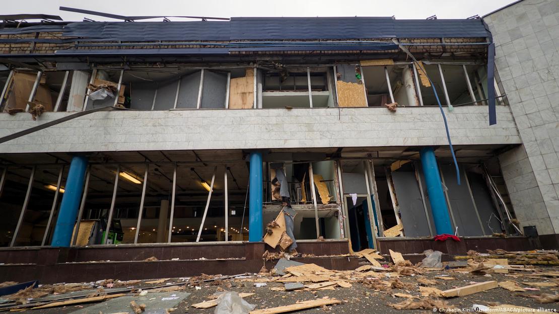 Prédio de estação de metrô atingido na Ucrânia