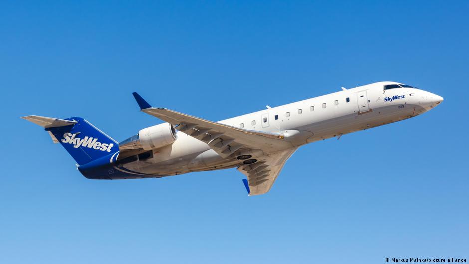 Piloto de SkyWest evita impacto con avión militar en EE.UU. – DW – 22/07/2025