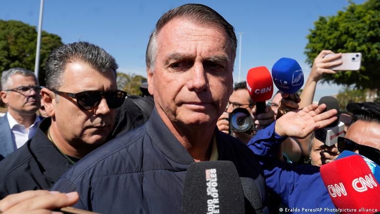 Brazil's top court orders house arrest for Bolsonaro – DW – 08/05/2025
