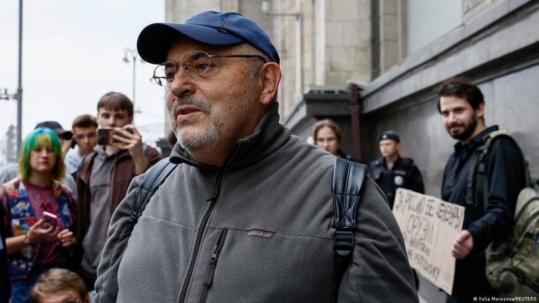 Boris Nadezhdin, opositor político de Putin, en una protesta contra la nueva legislación.