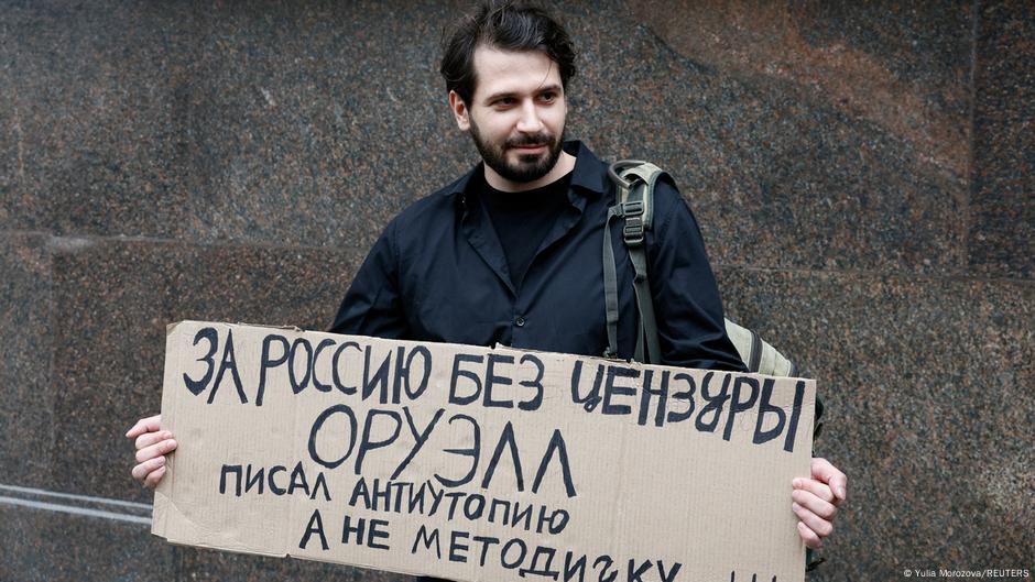 Na transparenatu je pisalo: „Za Rusiju bez cenzure. Orvel je napisao distopiju, a ne priručnik.“