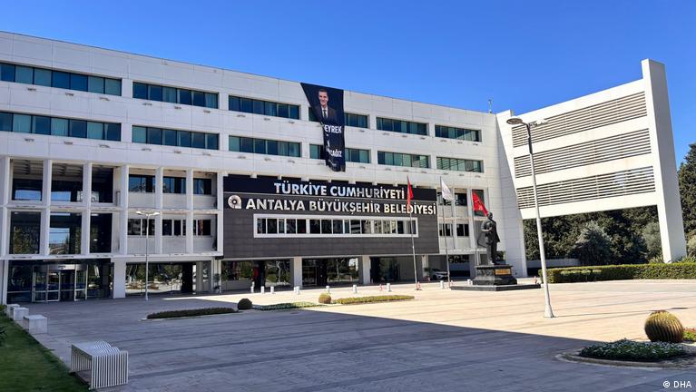 Antalya Belediyesi'ne operasyon: Üç kişi gözaltında