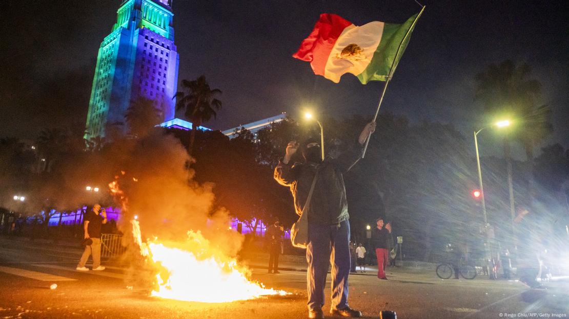 Un manifestante ondea la bandera de México durante una protesta tras los operativos federales de inmigración en Los Ángeles, California (08.06.2025)