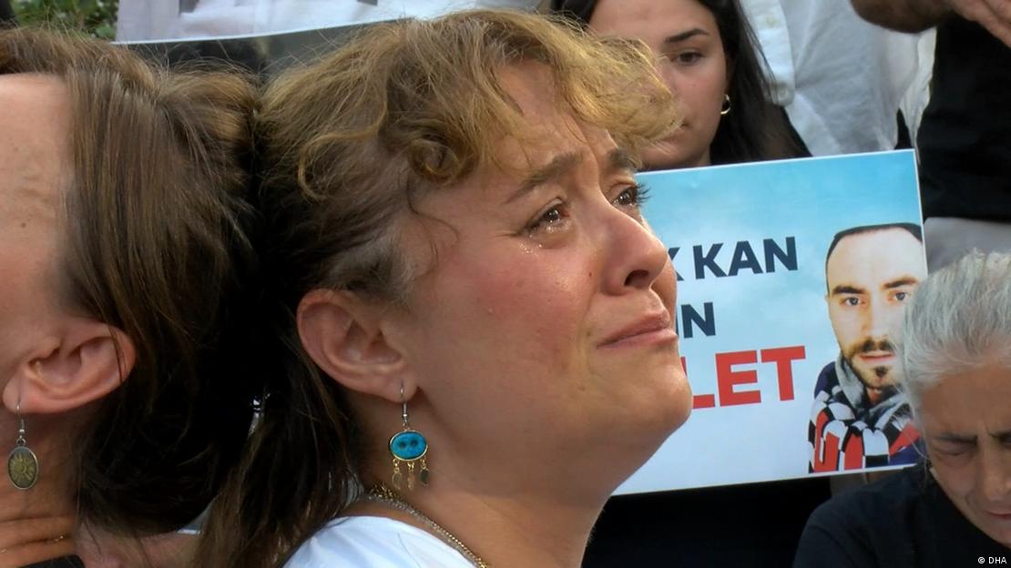 Mattia Ahmet Minguzzi'nin annesi Yasemin Akıncılar bir protesto sırasında görülüyor