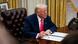 US-Präsident Trump spricht im Oval Office am Schreibtisch sitzend und ein Dokument unterzeichnend US-Präsident Trump spricht im Oval Office am Schreibtisch sitzend und ein Dokument unterzeichnend