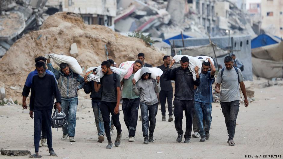 Israel lanza víveres en paracaídas a gazatíes hambrientos – DW – 27/07/2025