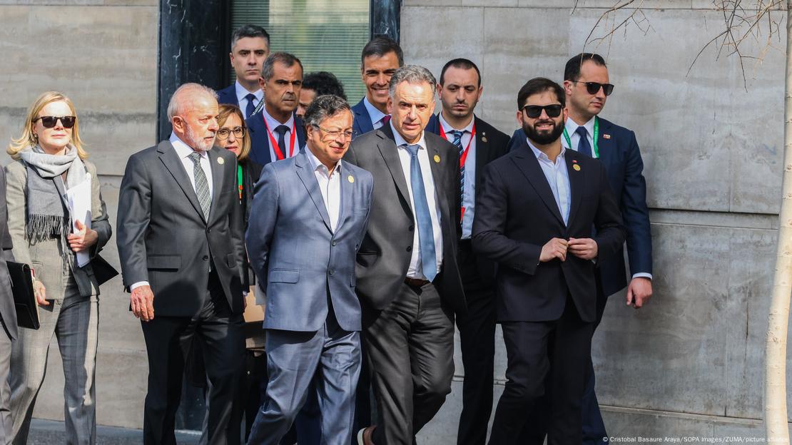 Un grupo de políticos, guardaespaldas y asesores caminan por el centro de Santiago durante la cumbre "Democracia siempre".