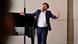 Joven canta con brazos abiertos, de fondo, un piano Joven canta con brazos abiertos, de fondo, un piano