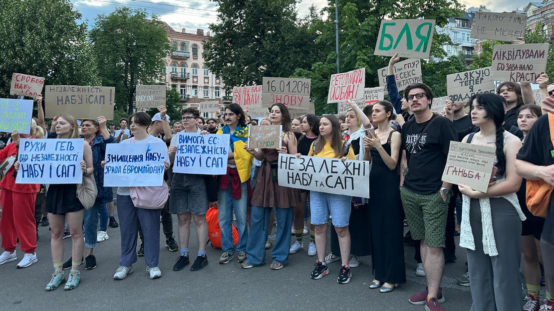 Александр Хоменко (второй справа) среди протестующих