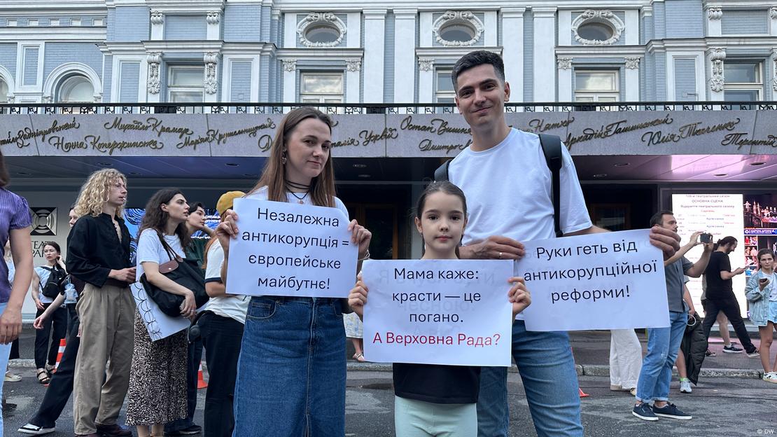 Марина, Соломия и Алексей на акции в Киеве
