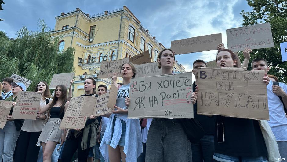 "Руки геть від НАБУ": як у Києві протестували проти обмеження незалежності антикорупційних органів