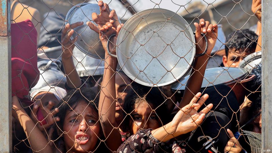 Deca u Gazi očajnički se nadaju da će dobiti nešto za jelo u kuhinji u kojoj se deli hrana iz humanitarne pomoći
