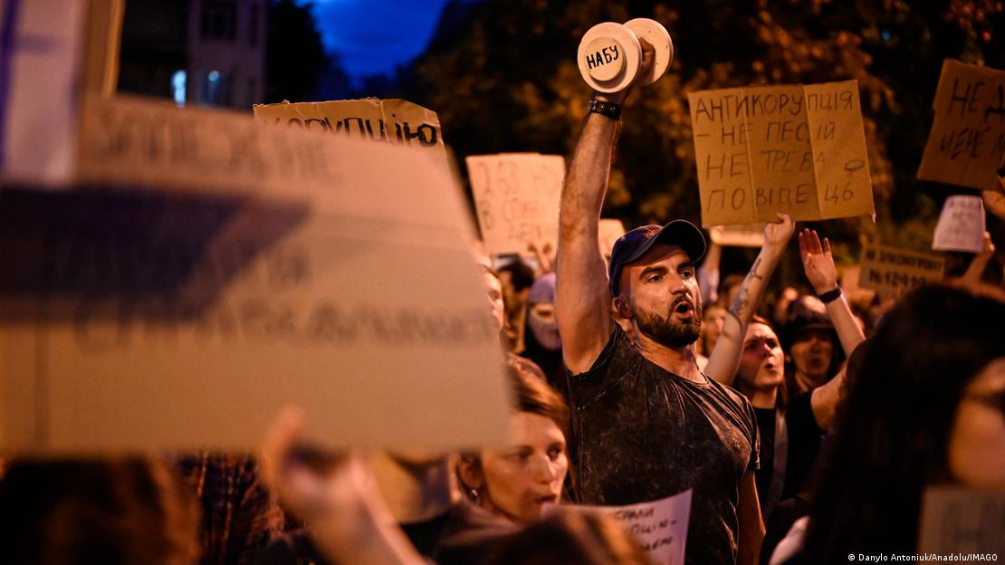 El presidente ucraniano, Volodimir Zelenski, defendió las redadas a la Oficina Anticorrupción y una ley que da poder al fiscal general sobre ella, a pesar de protestas en las calles. En la imagen, personas protestan contra esa ley en Kiev.