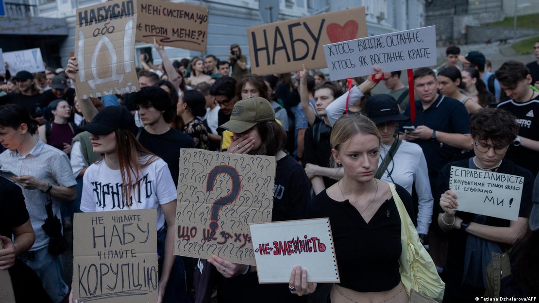 Miles de personas protestan en Kiev contra las redadas del servicio secreto ucraniano a la Agencia Anticorrupción y la ley aprobada que da poder al fiscal general.