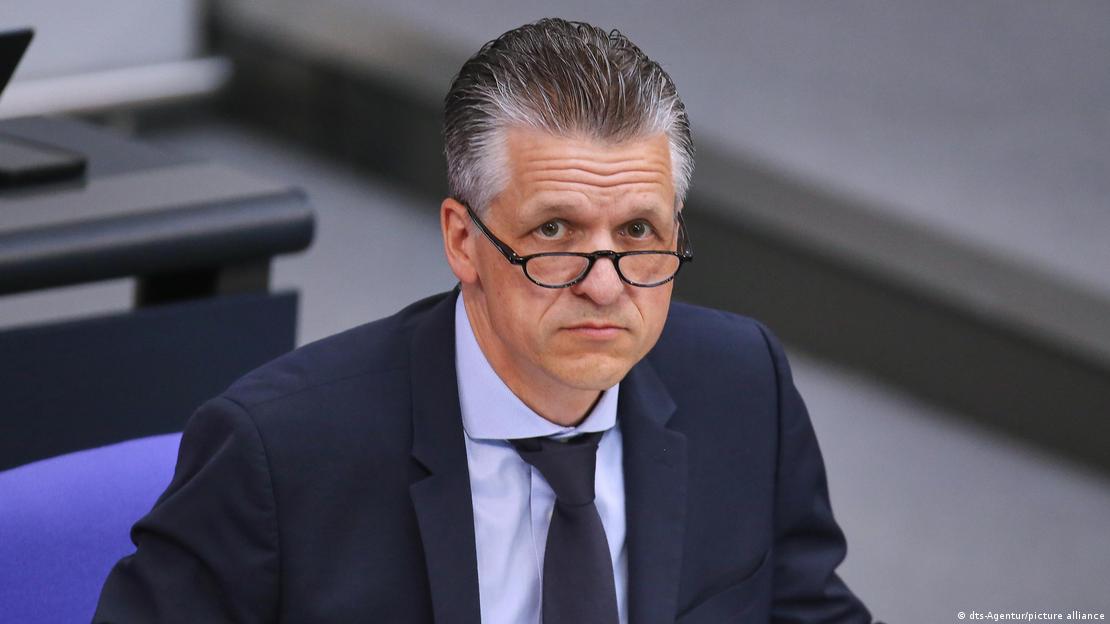 Deutschland Berlin 2025 | Thorsten Frei, der im Bundestag sitzt, schaut über eine Lesebrille in die Kamera