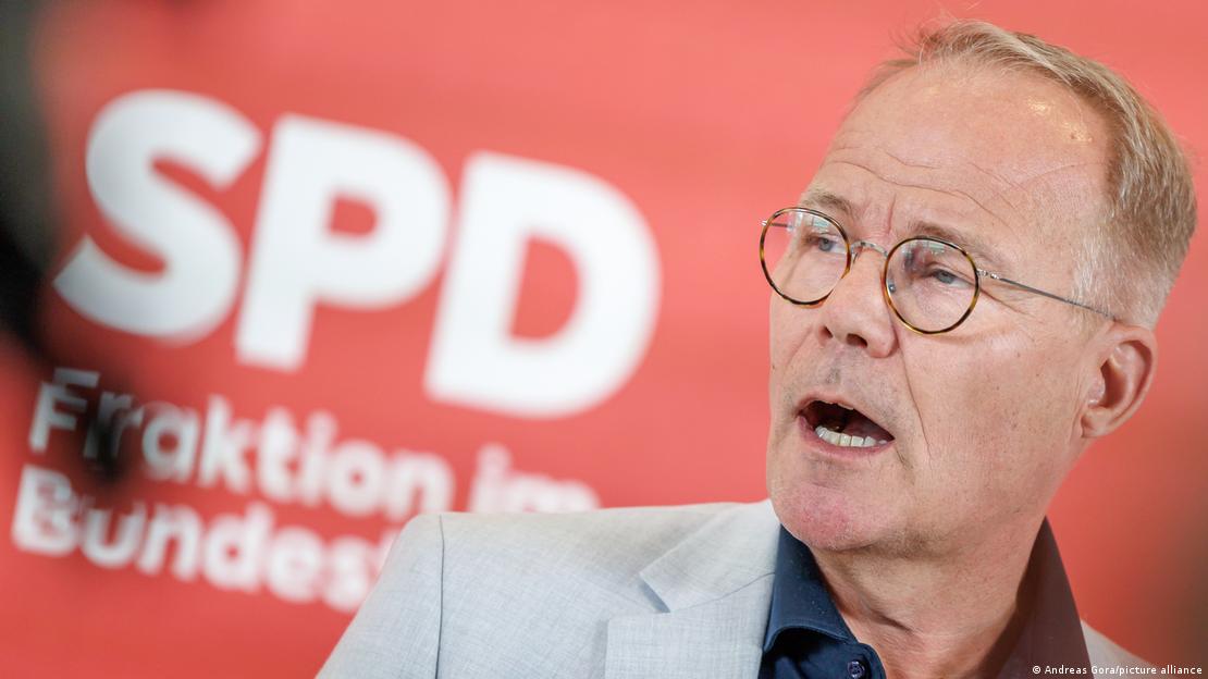 Deutschland Berlin 2025 | SPD-Vorsitzender Matthias Miersch spricht mit ernster Miene vor einem Plakat mit der Aufschrift "SPD-Fraktion im Bundestag"