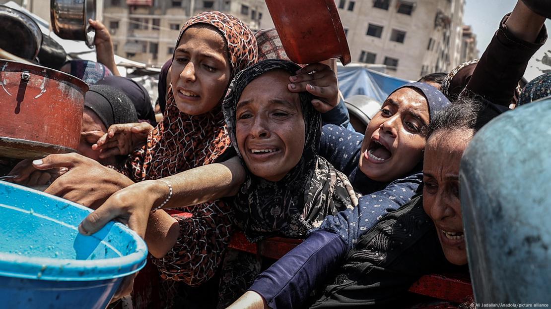 Mujeres y niñas piden comida en Ciudad de Gaza. Mujeres y niñas piden comida en Ciudad de Gaza.