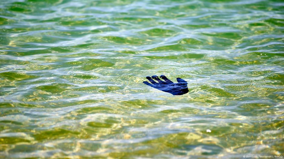 Plastična rukavica u kristalno čistoj vodi Sredozemnog mora