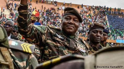 Le général Abdourahamane Tiani (au centre), chef du régime militaire au Niger, salue les milliers de personnes rassemblées dans le plus grand stade de Niamey lors du premier anniversaire de son arrivée au pouvoir (26.07.2024)