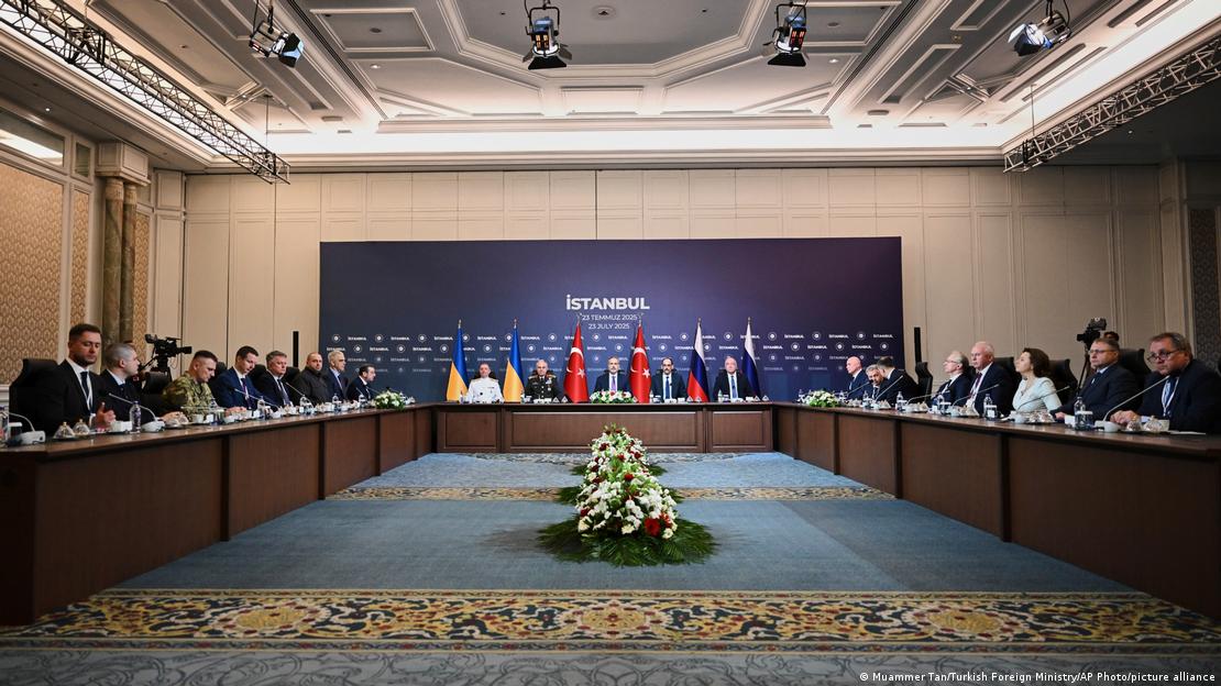Representantes negociadores de Rusia y Ucrania, en la mesa de negociaciones en Estambul.