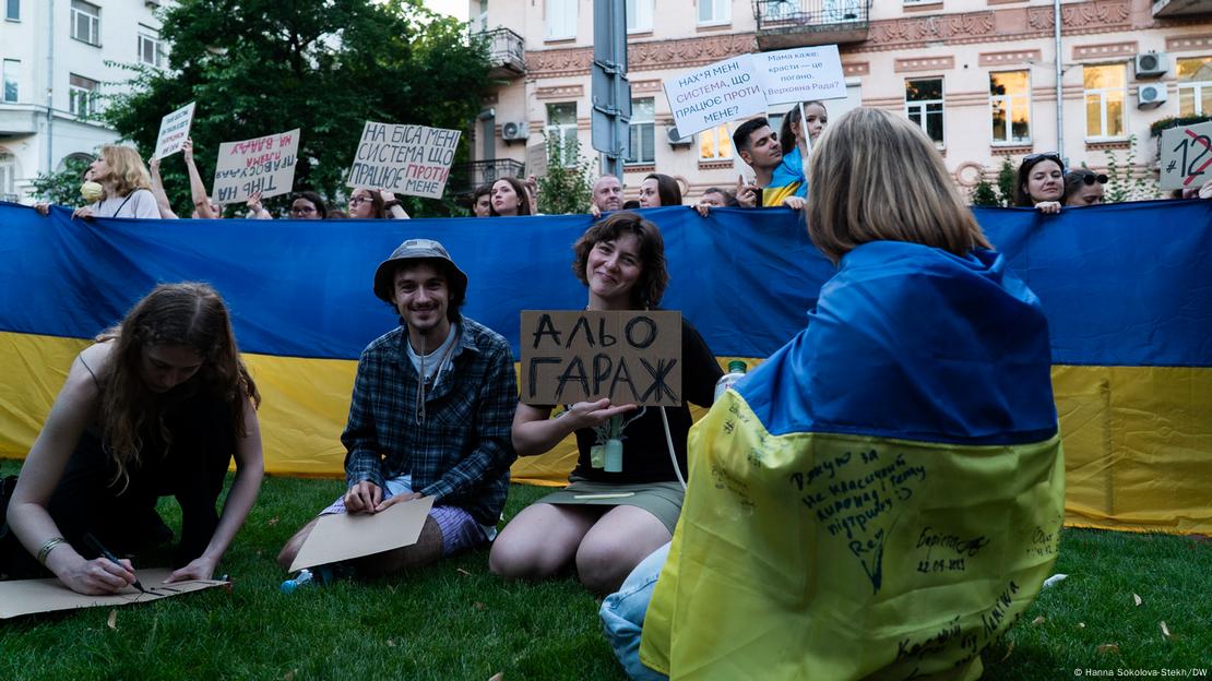 Учасники акції 23 липня розгортали синьо-жовті прапори Учасники акції 23 липня розгортали синьо-жовті прапори