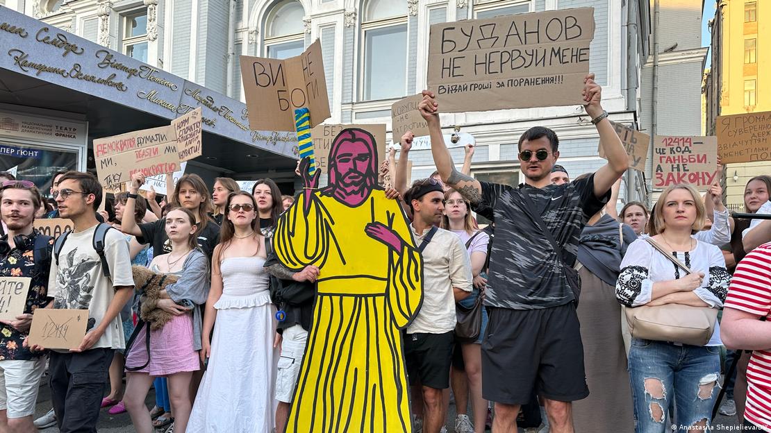 Кияни другий день проявляють креатив на акції протесту - трафарет Ісуса з написом "Ви - не боги"