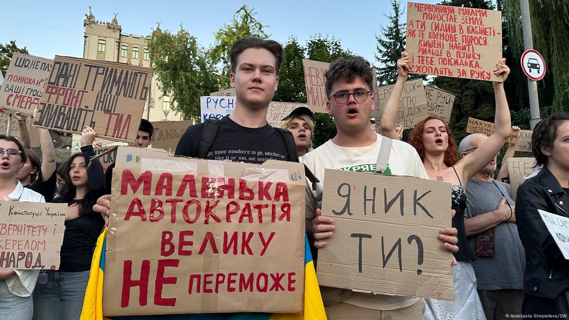 Михайло (ліворуч) каже: принципова громадянська позиція у нього змалечку Михайло (ліворуч) каже: принципова громадянська позиція у нього змалечку