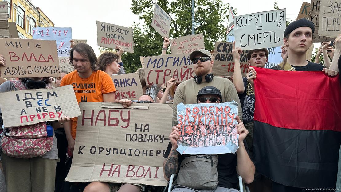 На акцію вийшли також військові, які опинилися в кріслах колісних після важких поранень На акцію вийшли також військові, які опинилися в кріслах колісних після важких поранень