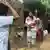 Civiles corriendo en busca de refugio con explosiones de fondo, en una imagen tomada de un video tailandés.