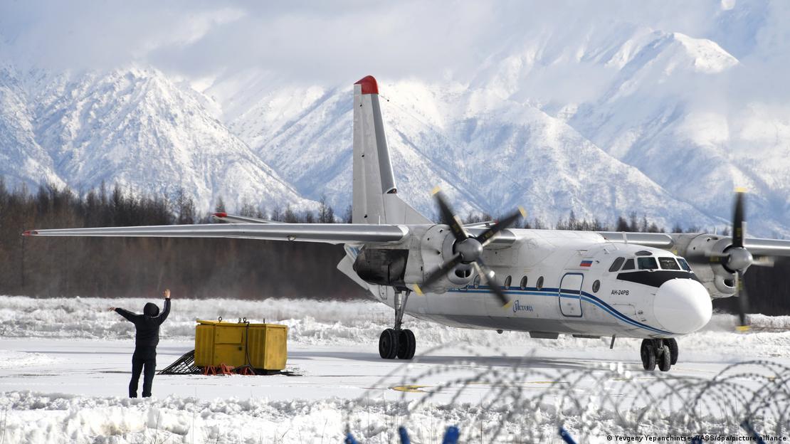 Un avión Antonov An-24 de la compañía aérea Angara, en el aeropuerto de Chara, en Transbaikalia (Dauria).