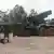 soldados preparan tanques de guerra