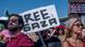 Varios manifestantes con carteles en los que se leen lemas como "Free Gaza". Varios manifestantes con carteles en los que se leen lemas como "Free Gaza".
