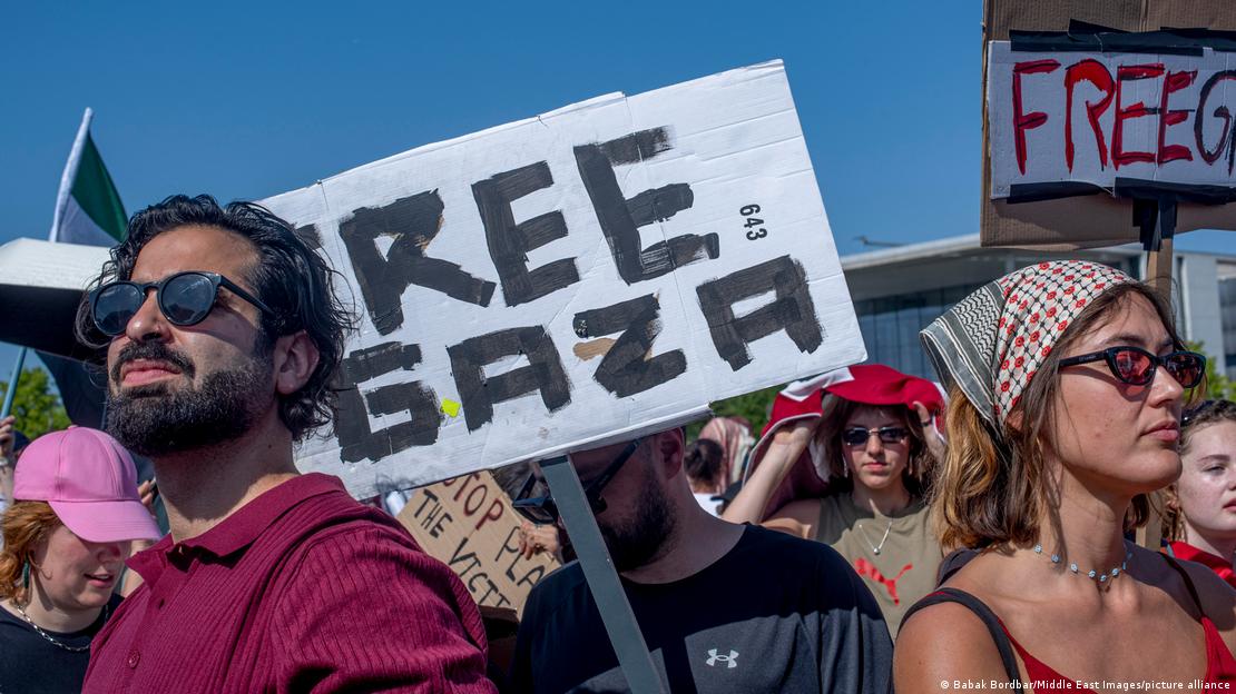 Gazze'ye destek verenlerin düzenlediği bir eylemde, "Free Gaza" yazılı bir pankart Gazze'ye destek verenlerin düzenlediği bir eylemde, "Free Gaza" yazılı bir pankart