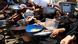 Palestinos com bacias aguardam distribuição de comida