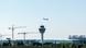 Deutschland München 2025 | Flugzeug startet am Flughafen München, im Vordergrund Baukräne und der Tower, rechts ein Terminal (30.05.2025) Deutschland München 2025 | Flugzeug startet am Flughafen München, im Vordergrund Baukräne und der Tower, rechts ein Terminal (30.05.2025)