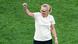 Englands Nationaltrainerin Sarina Wiegman bejubelt mit gereckter Faust den Finaleinzug ihrer Mannschaft Englands Nationaltrainerin Sarina Wiegman bejubelt mit gereckter Faust den Finaleinzug ihrer Mannschaft