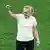 Englands Nationaltrainerin Sarina Wiegman bejubelt mit gereckter Faust den Finaleinzug ihrer Mannschaft