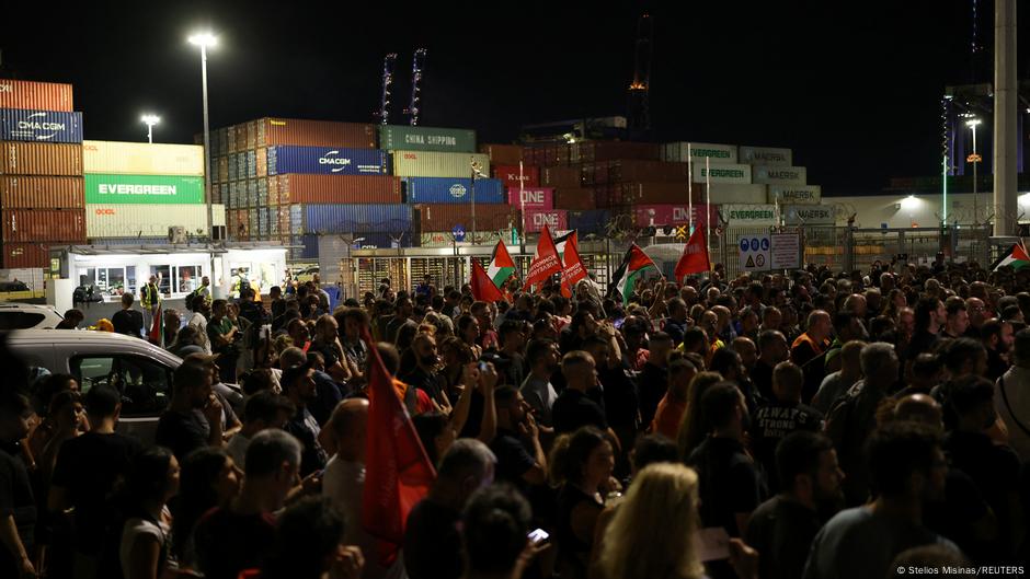 Propalestinski demonstranti u luci Pirej 16. jula 2025. Protestuju protiv utovara vojne opreme za Izrael.