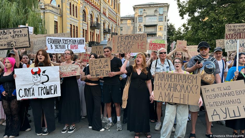 У Києві - третій день протестів проти урізання повноважень НАБУ і САП