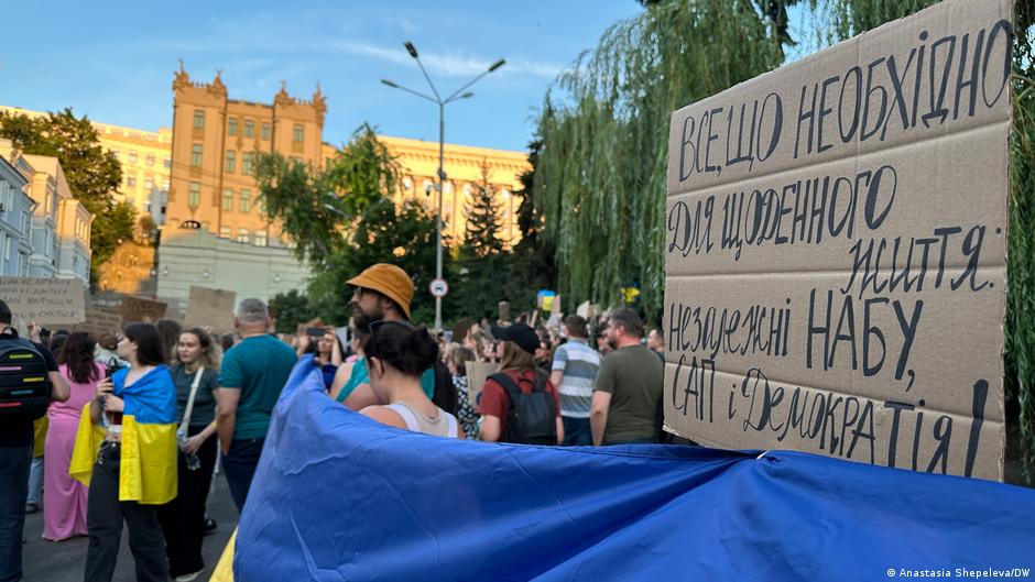 "Депутатів на роботу": у Києві третій день поспіль відбуваються протести за незалежність НАБУ та САП