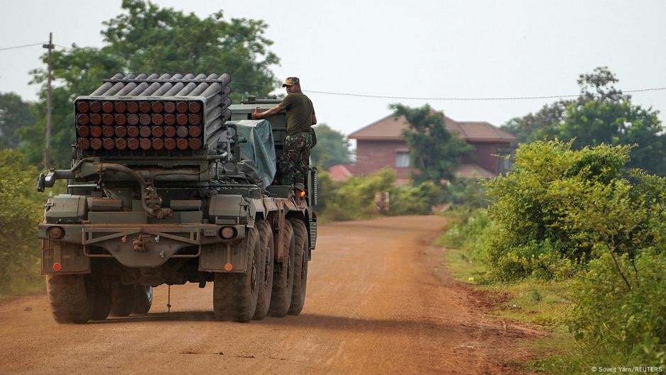 Kambodžanski vojnik na BM-21 „Grad“ - sovjetski višecijevni lanser raketa kod granice sa Tajlandom. Rakete ispaljene iz „Grada“ mogu izazvati ogromne civilne žrtve ako se koriste u naseljenim mestima, jer nisu precizne i nemaju selektivno dejstvo.