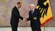 Федеральний президент Німеччини Франк-Вальтер Штайнмаєр вручає Фрідріху Мерцу грамоту про призначення на посаду федерального канцлера Федеральний президент Німеччини Франк-Вальтер Штайнмаєр вручає Фрідріху Мерцу грамоту про призначення на посаду федерального канцлера