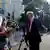Donald Trump con los periodistas en la Casa Blanca antes de su viaje a Escocia.