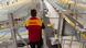 Trabalhador observa esteiras com pacotes em centro de distribuição da empresa DHL