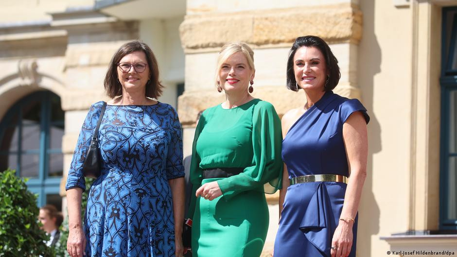 Jedna slika – dve moguće kandidatkinje za predsednicu Nemačke: Ilze Ajgner i Julija Klekner (s leva na desno) na Bajrojtskom festivalu u maju 2025; skroz desno je bivša austrijska ministarka poljoprivrede Elizabet Kestinger