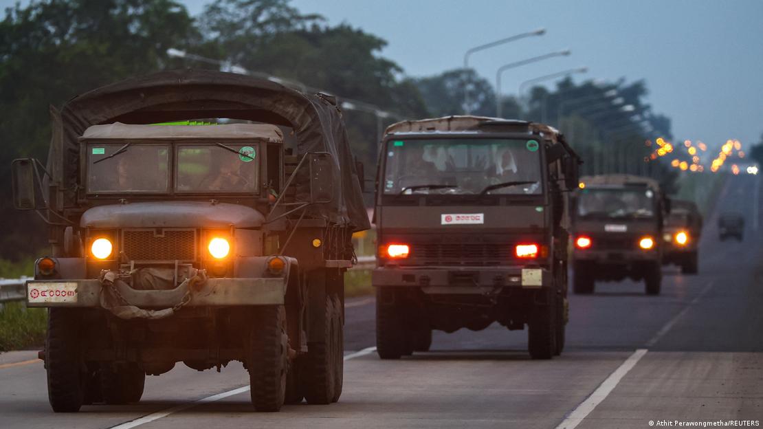 Comboio de caminhões militares tailandeses próximos à fronteira com o Camboja Comboio de caminhões militares tailandeses próximos à fronteira com o Camboja