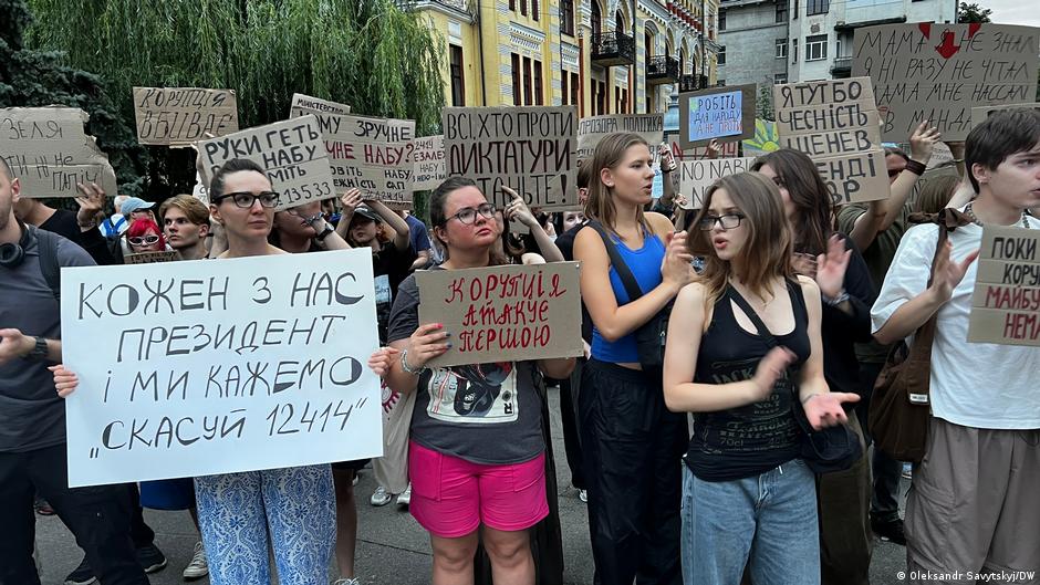 Четвертий день протестів у Києві: акції тривають, але вже не такі масові