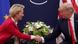 Pamje nga arkivi Davos 2020 | Takim dypalësh mes Donald Trump dhe Ursula von der Leyen veshur me të kuqe, pas tyre një tufë me lule të bardha Pamje nga arkivi Davos 2020 | Takim dypalësh mes Donald Trump dhe Ursula von der Leyen veshur me të kuqe, pas tyre një tufë me lule të bardha