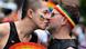 Dy meshkuj homoseksualë duke u puthur në buzë